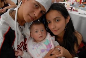 familia joven con guaguita