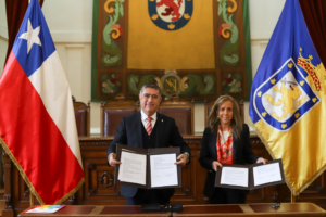 Lee más sobre el artículo Fundación Chile Unido y Municipalidad de Santiago firman convenio para acompañar a mujeres con embarazos vulnerables